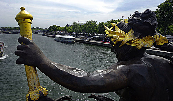 法国巴黎--亚历山大三世桥,塞纳河仙女浮雕