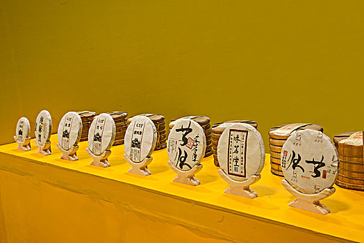 2018年中国茶文化展销会上的普洱茶茶饼展示茶架
