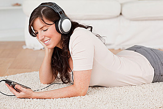 美好,黑发,女性,听歌,mp3播放器,躺着,地毯