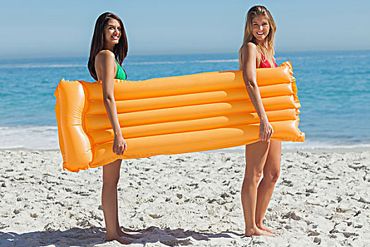 两个,漂亮,朋友,海滩,拿着,气垫