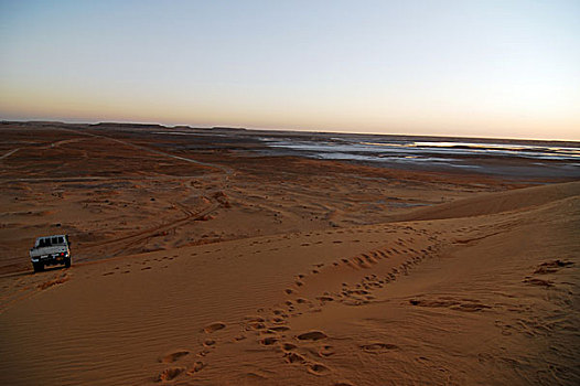 libya,grand,erg,oriental,ras,al-ghoul,4x4,driving,through,the,desert