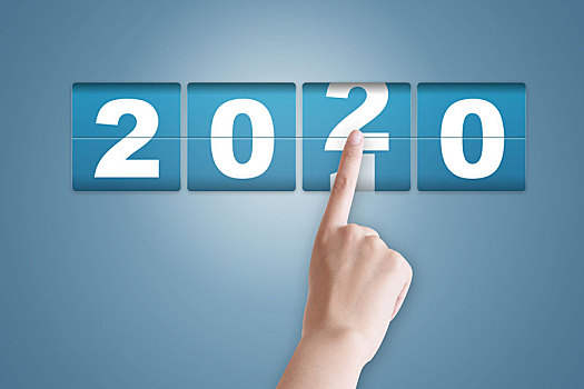 手指滑过屏幕,预示2020年的到来