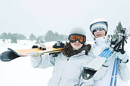 两个,年轻,朋友,滑雪,肩上,看镜头,微笑
