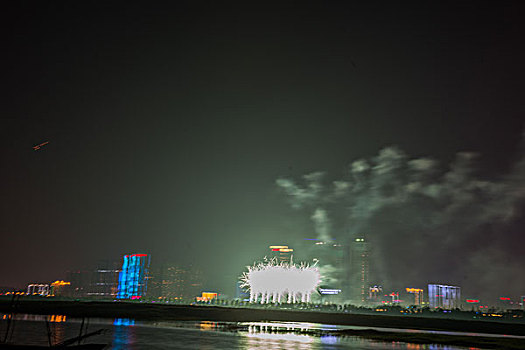 烟花,建筑群,河流,夜景,水,灯,节日