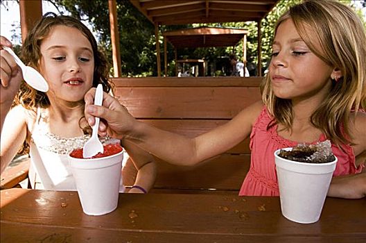 两个女孩,吃,刨冰