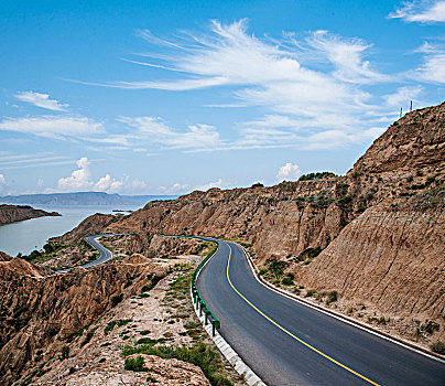 青海海南共和县城通往龙羊峡土林地质生态旅游景区的公路