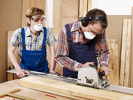 两个男人,切,木头,工作间