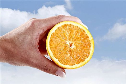 握着,一半,橙子,蓝天