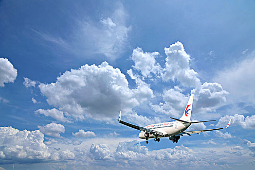 中国东方航空的飞机正降落重庆江北机场
