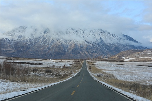 新疆阿勒泰地区山区路上野外风光冬季冬天公路冰天雪地