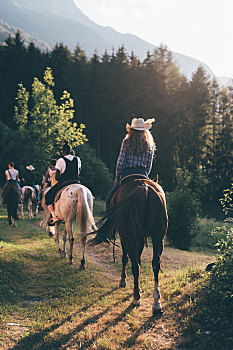 年轻人,朋友,骑马,树林,后视图,特兰提诺阿尔托阿迪杰,意大利