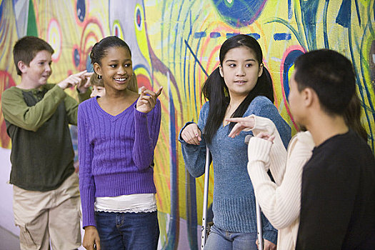 多种族,青少年,指点,正面,艺术品,壁画,墙壁,女孩,拐杖
