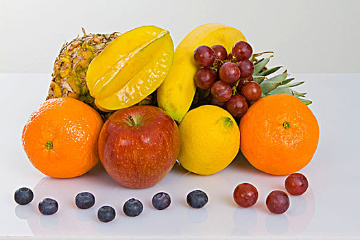 菠萝,苹果,克莱门氏小柑橘,柠檬,杨桃,蓝莓,红葡萄
