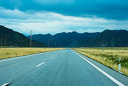 草原公路山峰