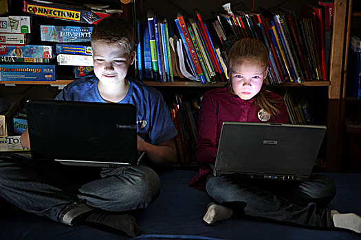 兄弟姐妹,男孩,12岁,女孩,10岁,老,玩,电脑游戏,笔记本电脑,房间