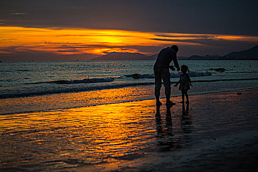 海滩上的父亲和女儿