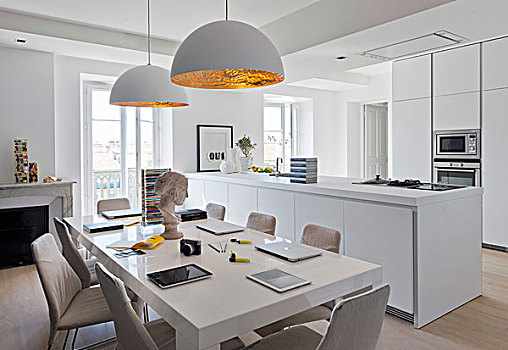 鲜明,厨房,现代,桌子,仰视,吊坠,灯,白色,金色,灯罩