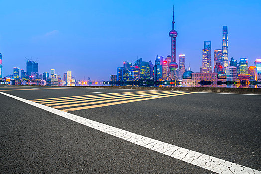 路面天际线和上海陆家嘴建筑夜景