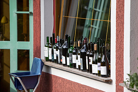 空,葡萄酒瓶,窗台,餐馆,旁侧,高脚椅,卡林西亚,奥地利,欧洲