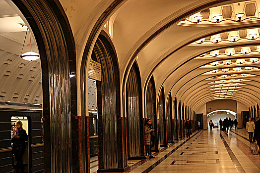 俄罗斯莫斯科地铁站台穹顶