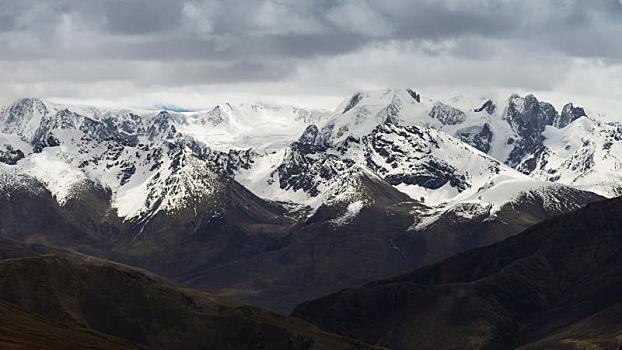 中国川藏北线317国道巴青县布加雪山风光