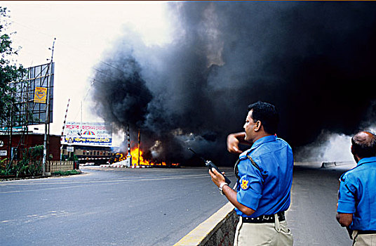 达卡,城市,警察,撞击,场所,轨道,靠近,国际机场,列车,火灾,孟加拉,2002年