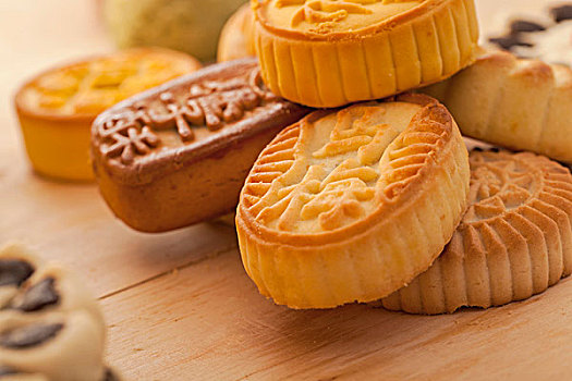 中国节日中秋月饼糕点摆放在案板上