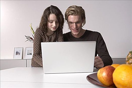 父亲,女儿,笔记本电脑