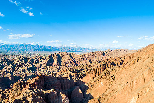 中国新疆,国家地质公园丹霞地貌,中国旅游著名的自然异国风光,沙岩塔大峡谷干沙漠谷