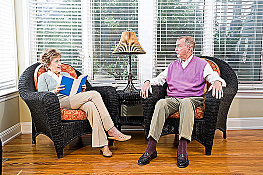 老年,夫妻,坐,客厅,椅子,读