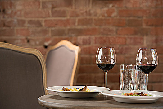 旧式,餐馆,室内,特写,桌子,两个,食物,葡萄酒杯,准备好