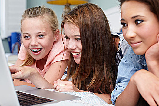 青少年,女孩,看,笔记本电脑
