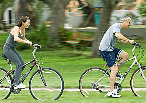 夫妻,骑,自行车,侧面视角