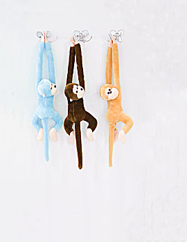 三只玩具猴子挂在衣架上threetoymonkeysonacoathanger