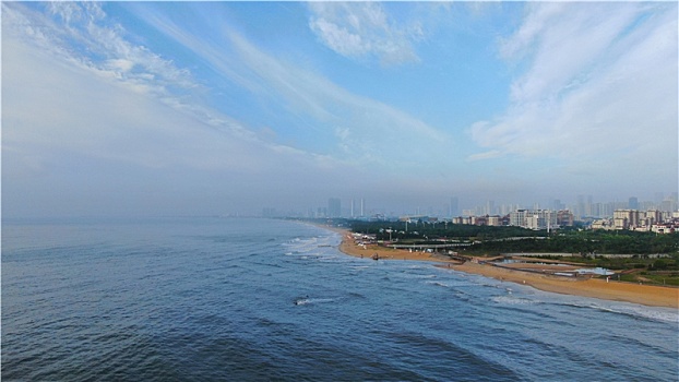 山东省日照市,清晨里的海边风景如画,市民游客打卡海滩流连忘返
