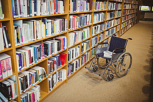 轮椅,书本,书架,图书馆