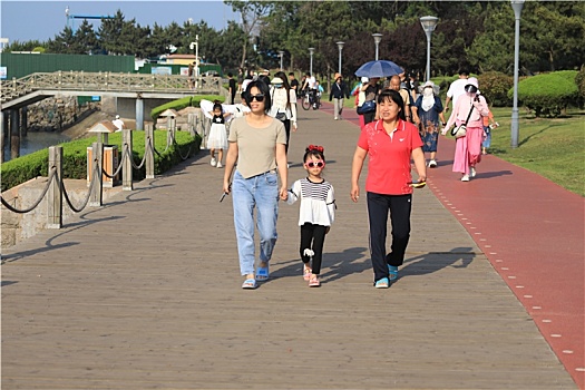 山东省日照市,夏日旅游掀起小高潮,海滨休闲度假人头攒动