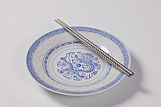 青花瓷盘和银筷子
