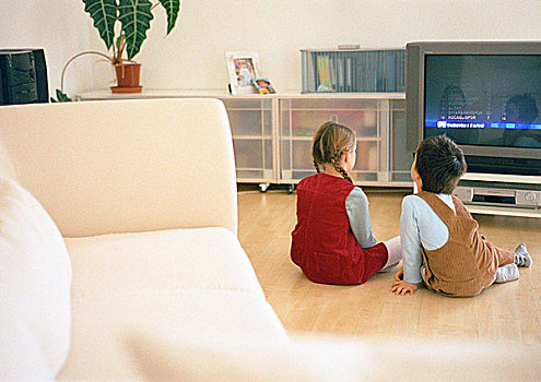 男孩,女孩,坐,一起,木地板,看,电视,后视图
