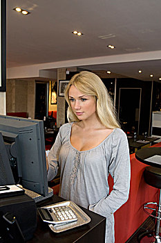 女服务员,用电脑,餐馆