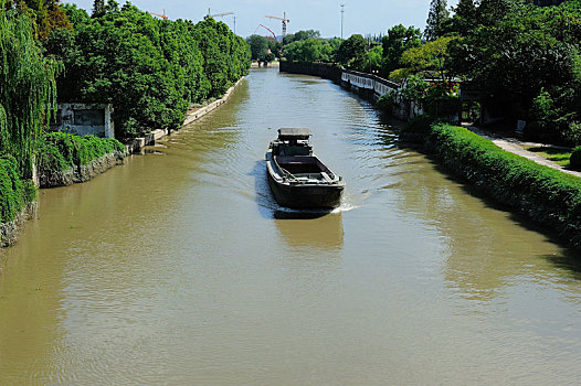 京杭大运河上的机帆船