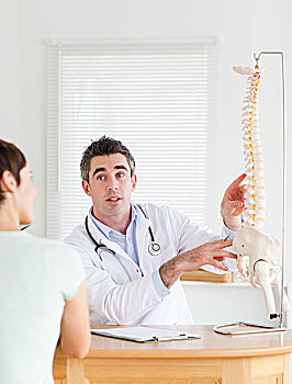 男医生,展示,女病人,局部,脊椎