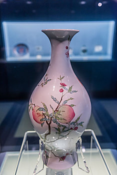 上海博物馆的清雍正景德镇窑粉彩蝠桃纹瓶