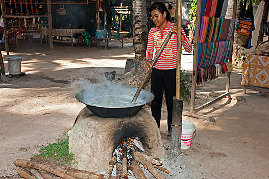 高棉人,女人,搅拌,手掌,树液,传统,热,金属,煮器,农产品,糖,收获,柬埔寨,东南亚,亚洲