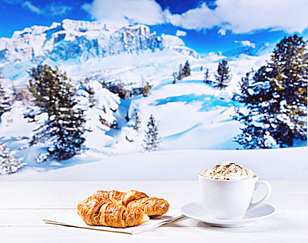 杯子,卡布奇诺,泡沫奶油,牛角面包,木桌子,上方,冬季风景