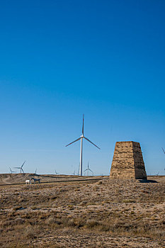 新疆北端阿勒泰地区布尔津县五彩滩风电地场边有马羊雕塑
