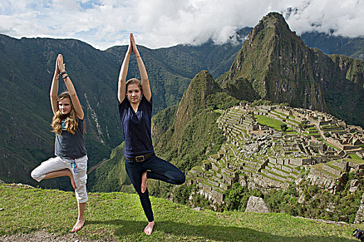 两个女孩,悬崖,远眺,马丘比丘,秘鲁