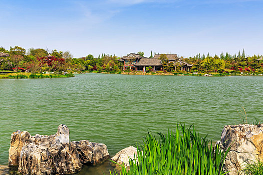 中国江苏省扬州瘦西湖湖景风光