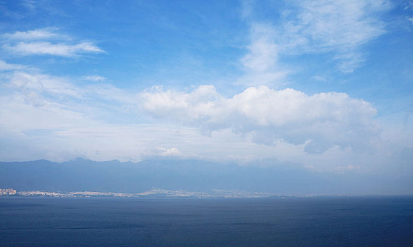 大理洱海的晴朗天空