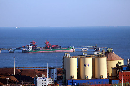 山东省日照市,港口装卸生产繁忙有序